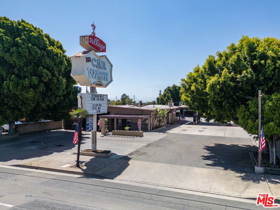 Home at 530 E Foothill Boulevard, Pomona — photo 6 of 12