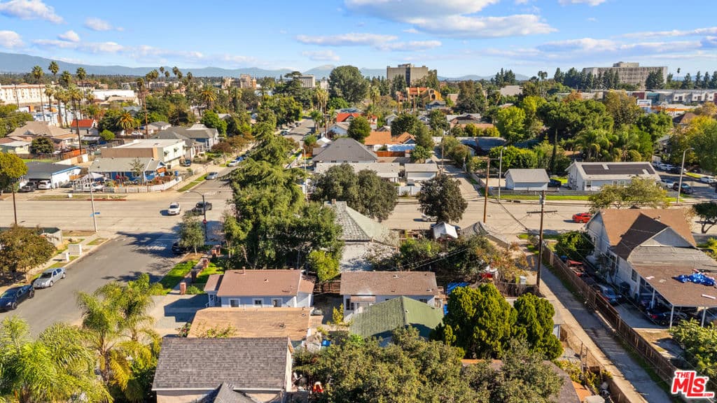 Home at 912 W 3rd Street, Pomona — photo 10 of 11