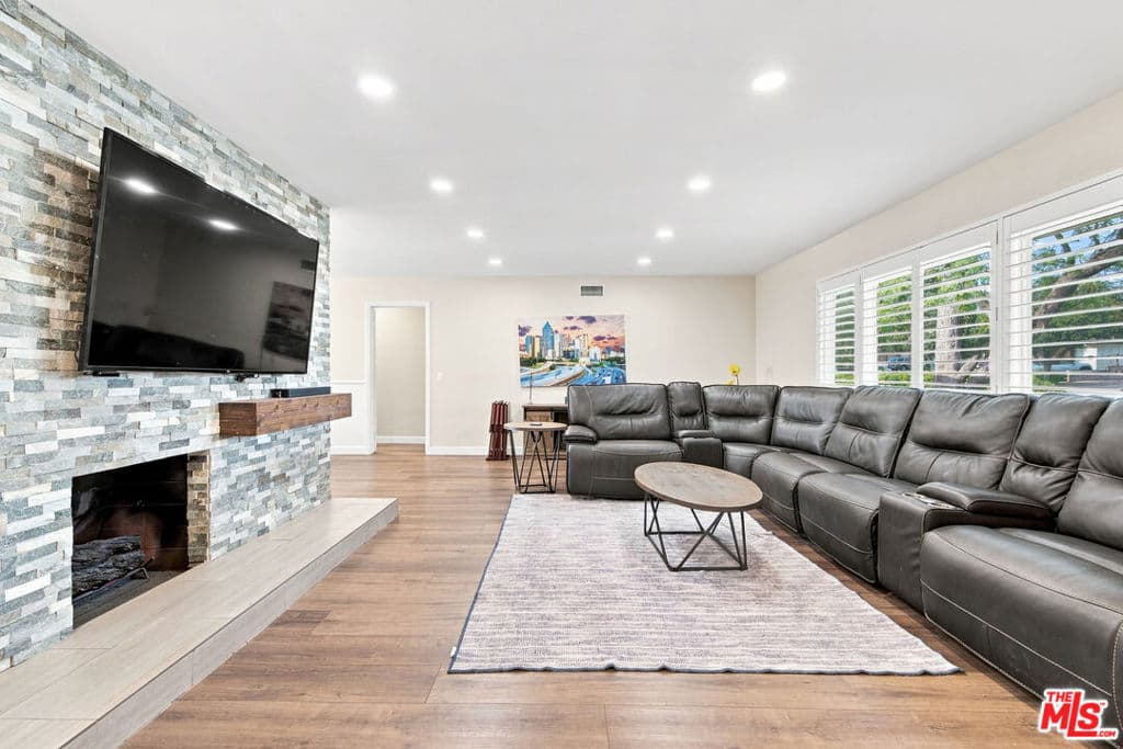 Home at 1873 Rosemount Avenue, Claremont — photo 3 of 12