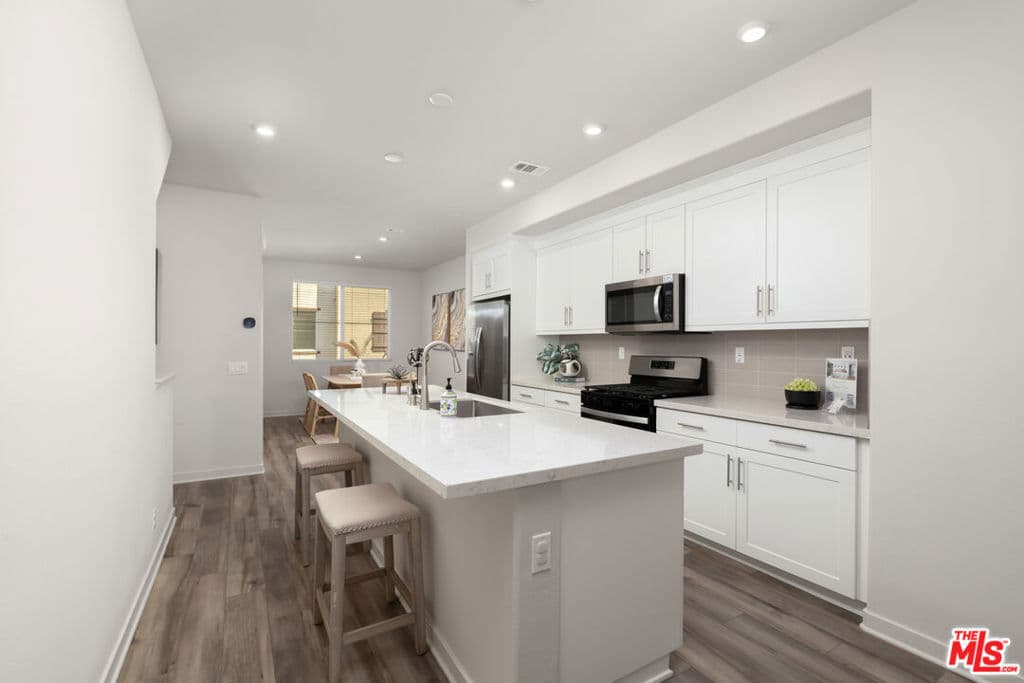 Townhouse at 126 Dove Lndg, Covina — photo 5 of 12