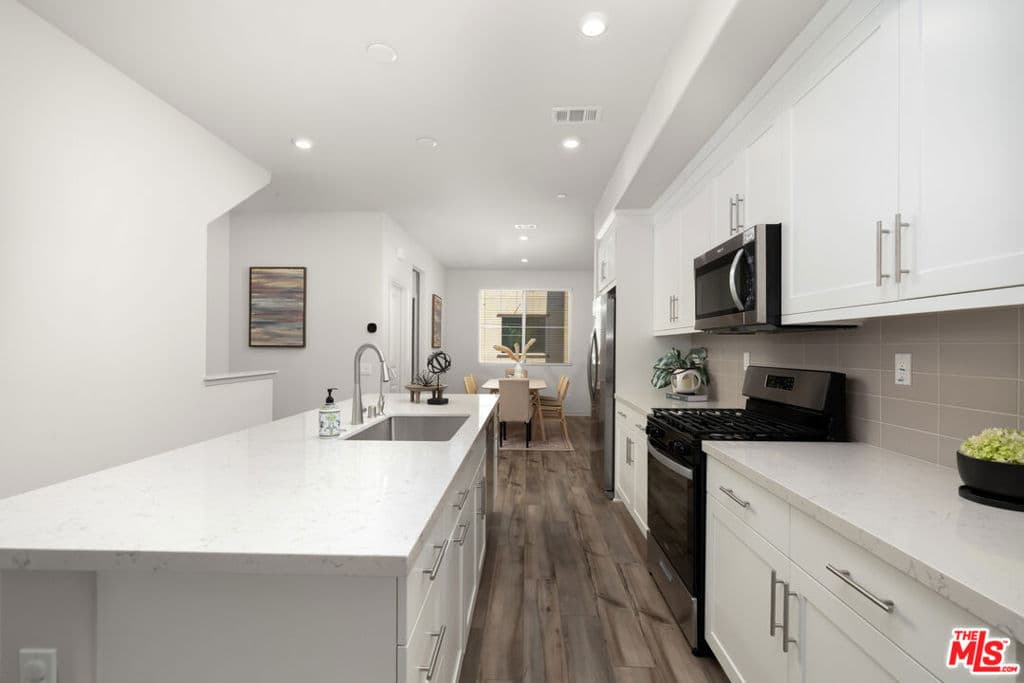 Townhouse at 126 Dove Lndg, Covina — photo 7 of 12
