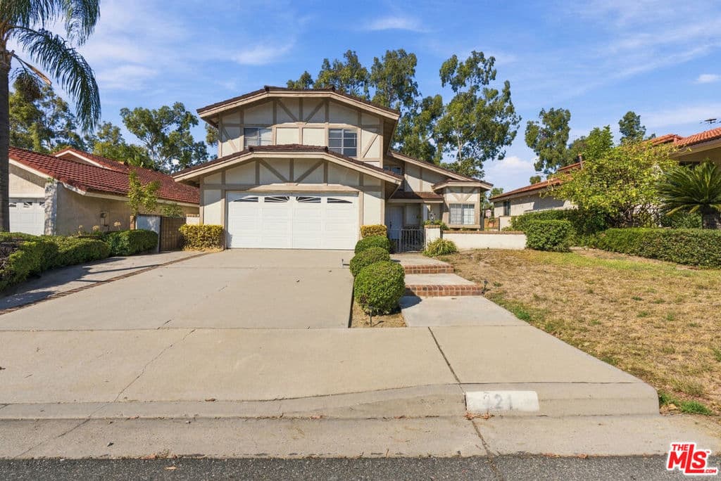 Home at 21 Country Wood Drive, Pomona — photo 4 of 12