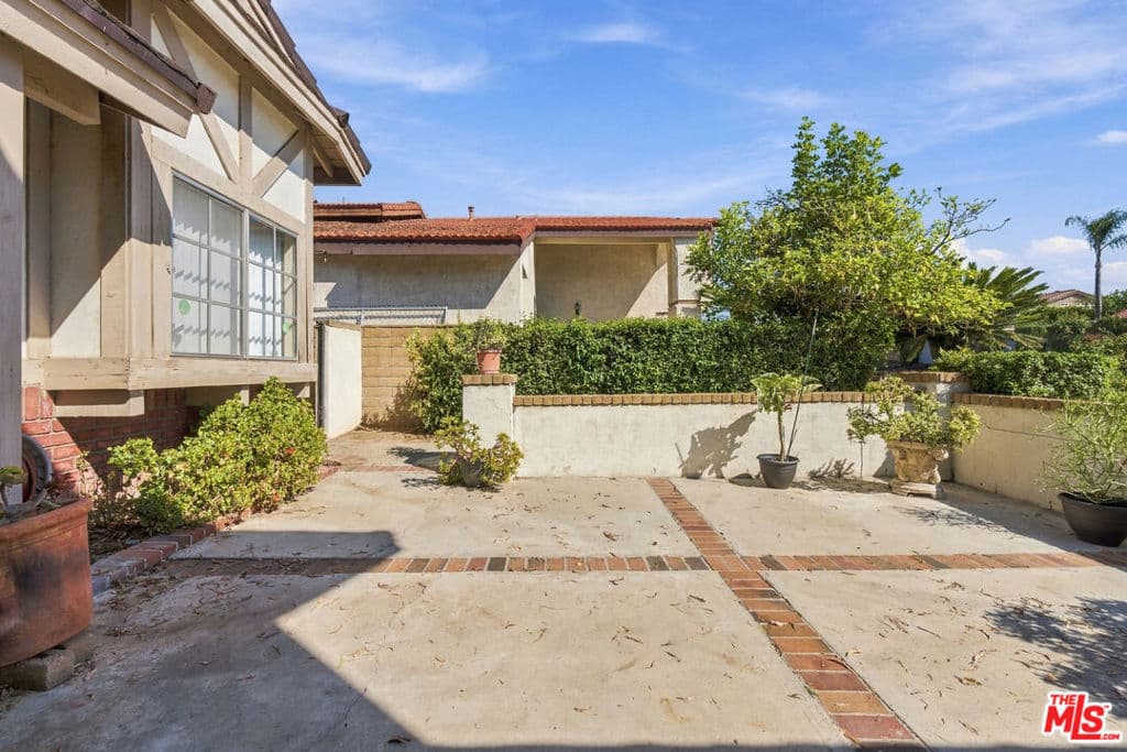 Home at 21 Country Wood Drive, Pomona — photo 10 of 12