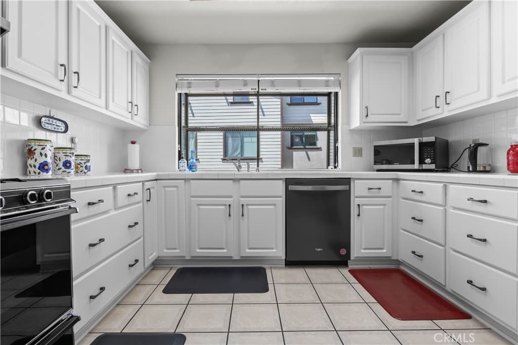Townhouse at 42 Esperanza Avenue, Sierra Madre — photo 1 of 12