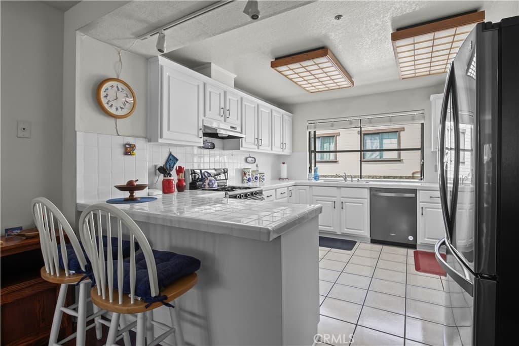 Townhouse at 42 Esperanza Avenue, Sierra Madre — photo 2 of 12