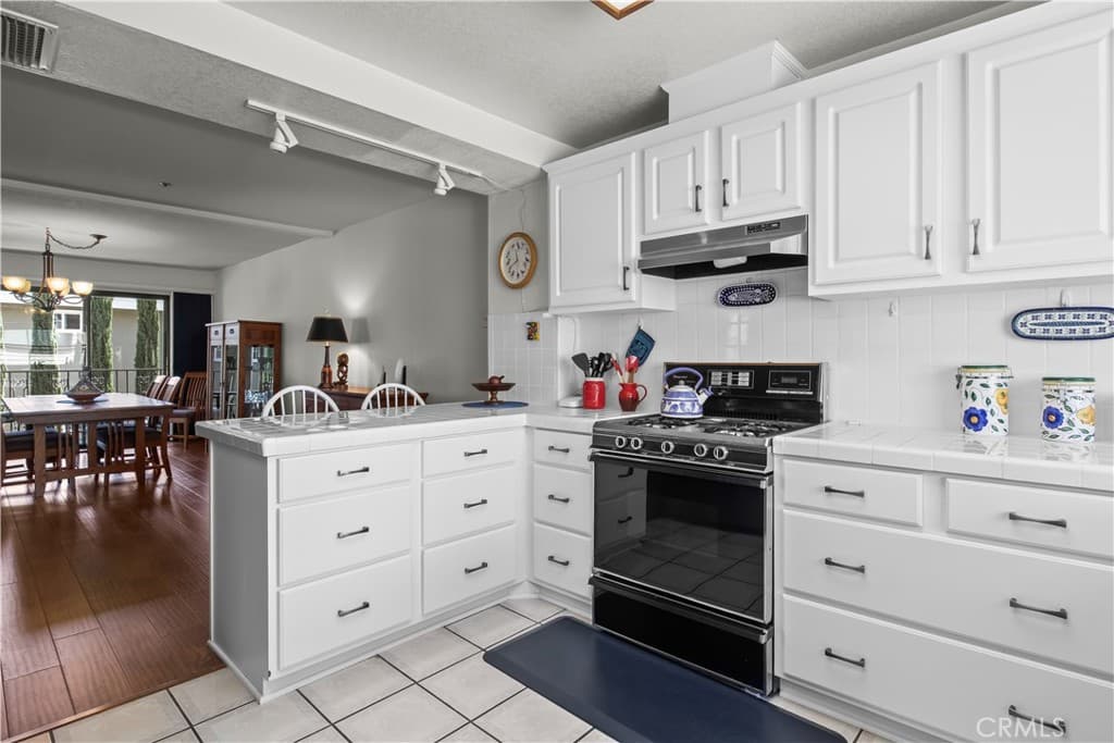 Townhouse at 42 Esperanza Avenue, Sierra Madre — photo 3 of 12