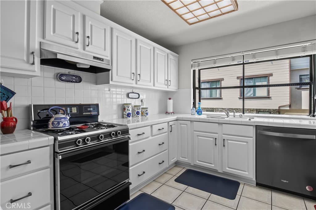Townhouse at 42 Esperanza Avenue, Sierra Madre — photo 4 of 12