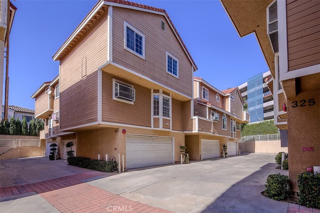 Townhouse at 331 Genoa E, Monrovia — photo 2 of 12