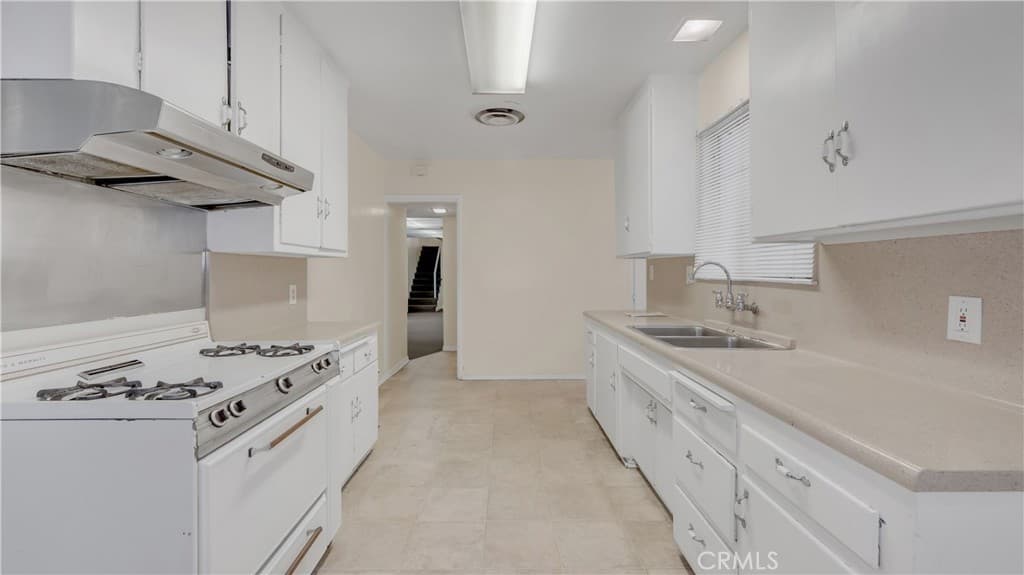 Home at 154 S Lima Street, Sierra Madre — photo 9 of 12