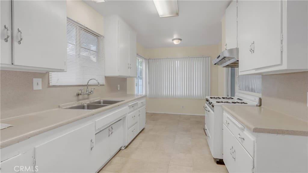 Home at 154 S Lima Street, Sierra Madre — photo 10 of 12