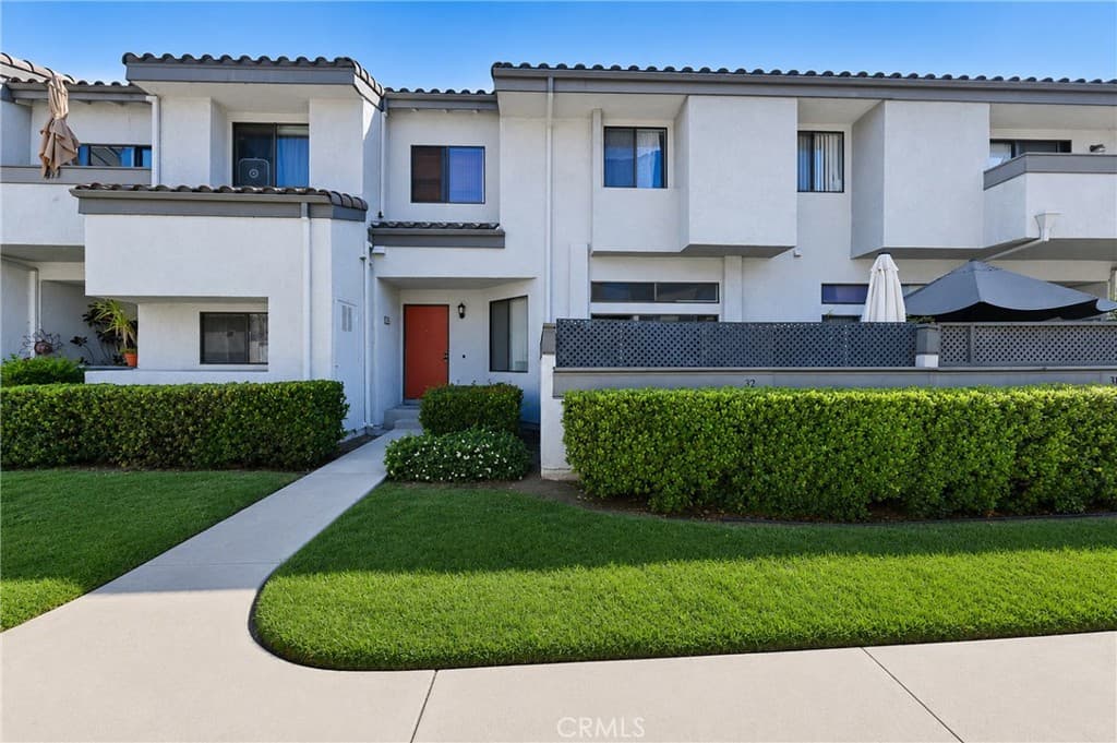 Condo at 32 Brownfield Lane, Pomona — photo 1 of 12