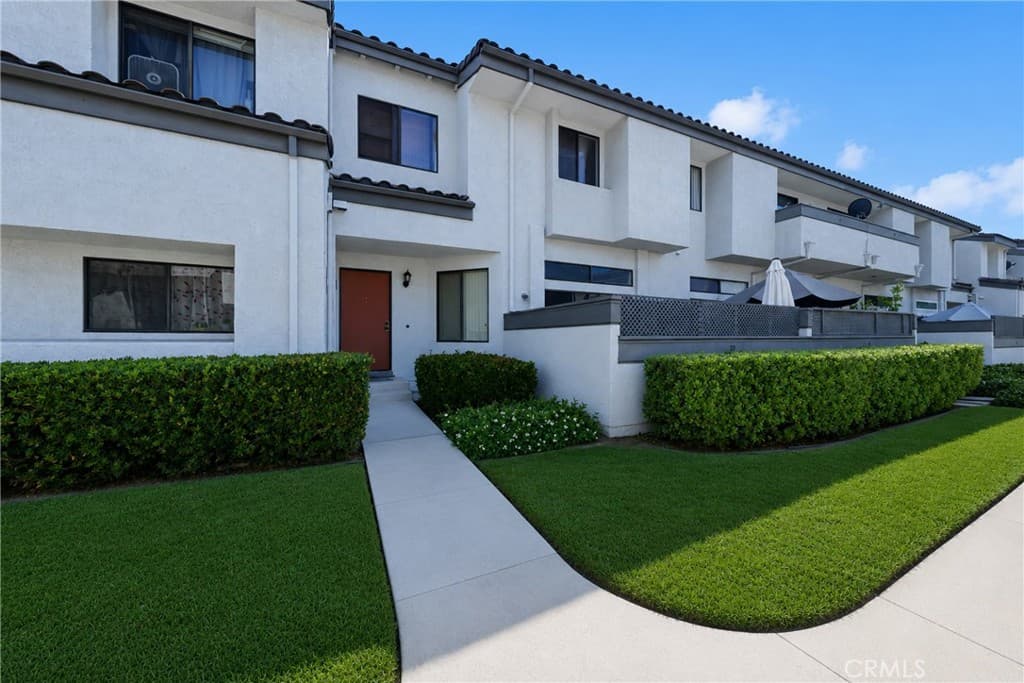 Condo at 32 Brownfield Lane, Pomona — photo 2 of 12