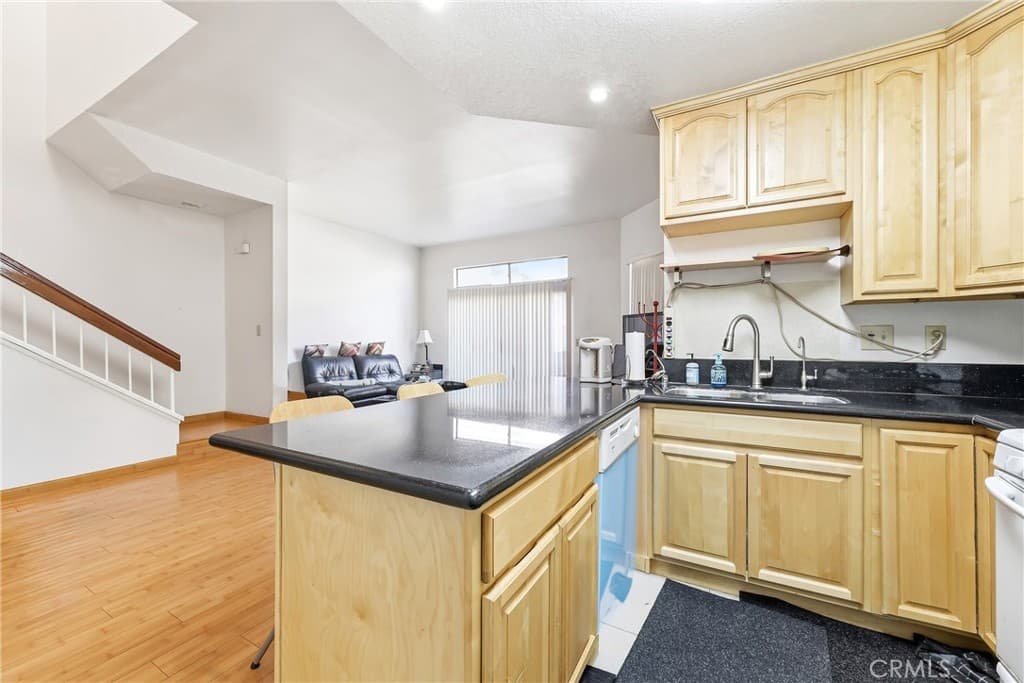 Condo at 32 Brownfield Lane, Pomona — photo 11 of 12