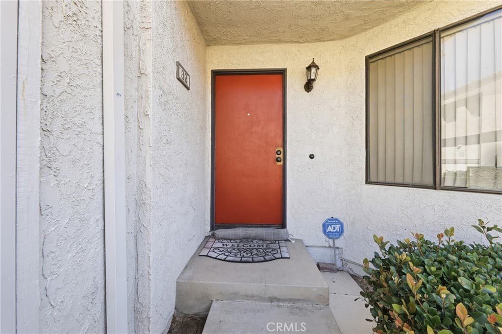 Condo at 32 Brownfield Lane, Pomona — photo 3 of 12