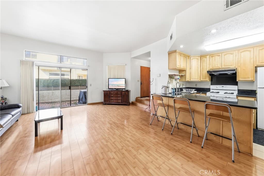 Condo at 32 Brownfield Lane, Pomona — photo 5 of 12