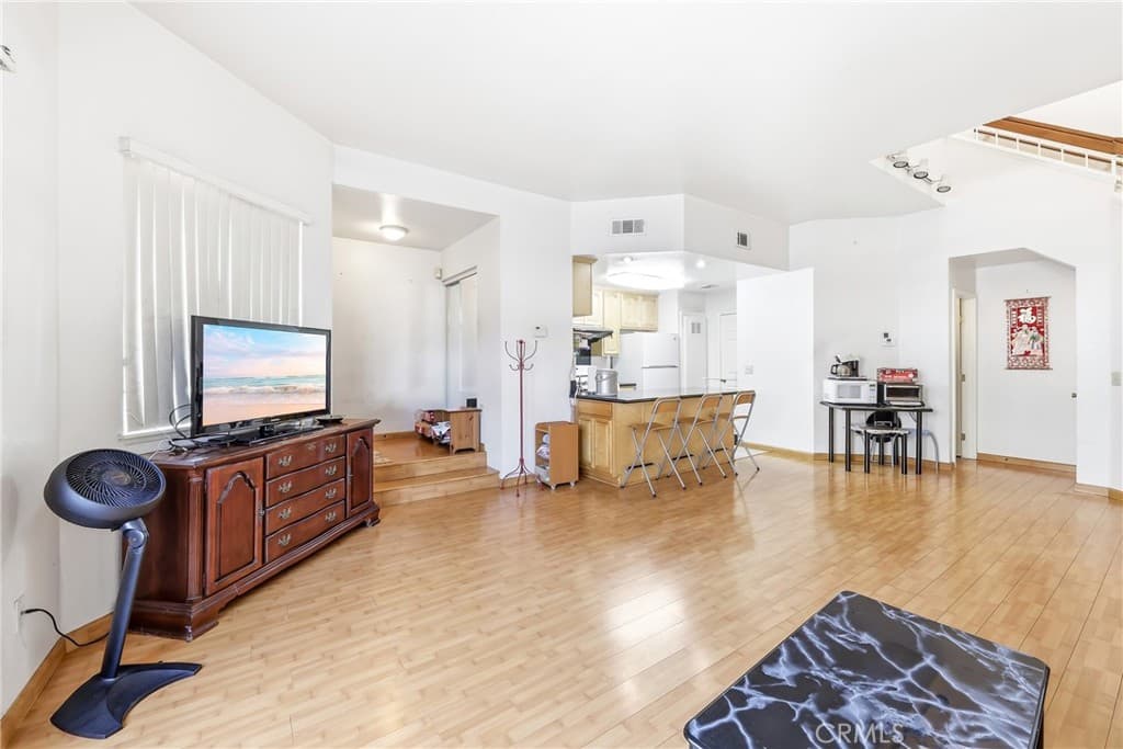 Condo at 32 Brownfield Lane, Pomona — photo 6 of 12