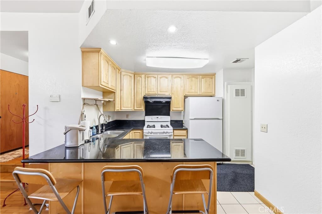 Condo at 32 Brownfield Lane, Pomona — photo 8 of 12