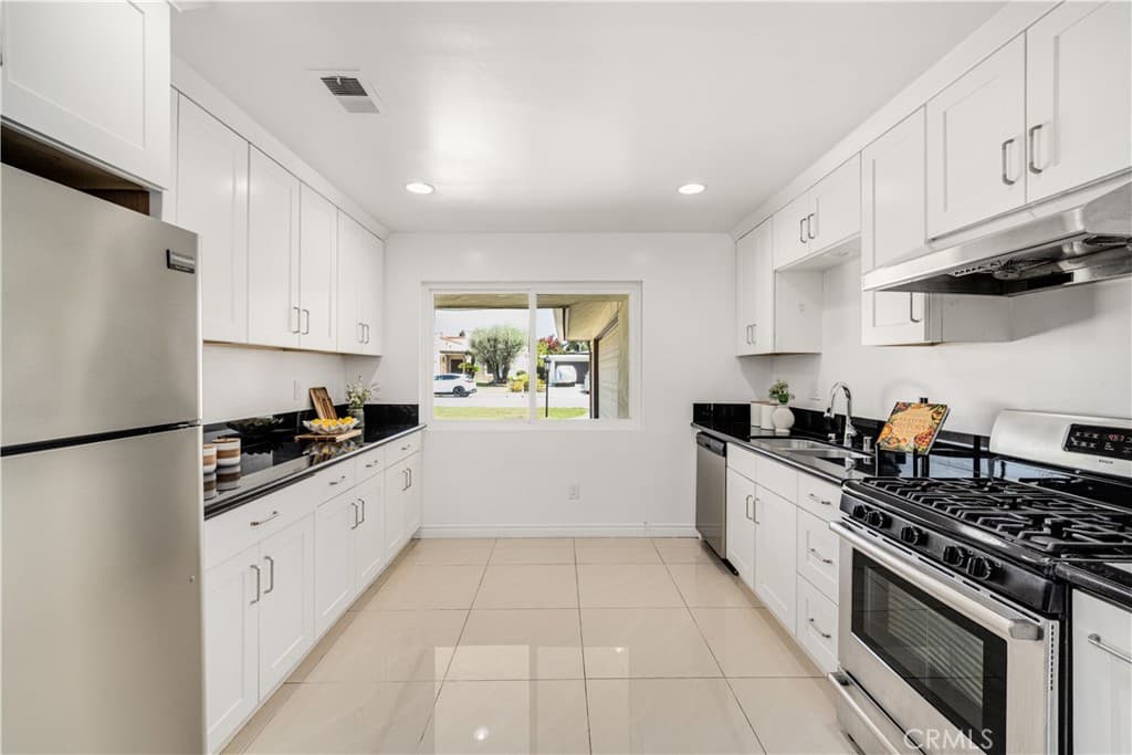 Home at 458 W Winnie Way, Arcadia — photo 9 of 12