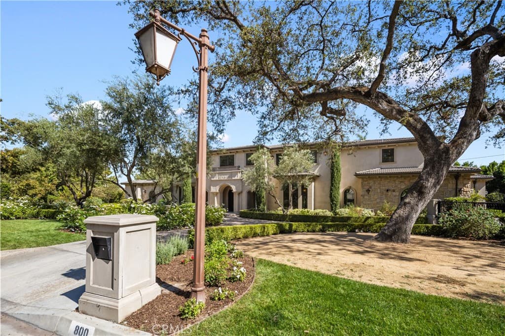 Home at 800 Hampton Road, Arcadia — photo 4 of 12