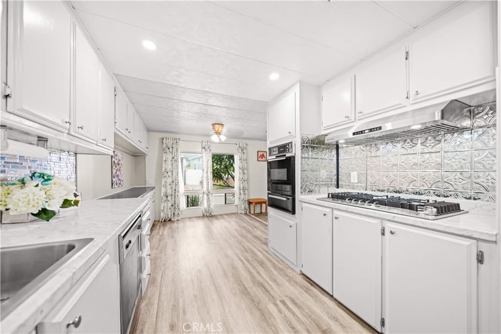 Home at 1035 17 E Huntington Avenue 17, Monrovia — photo 9 of 12