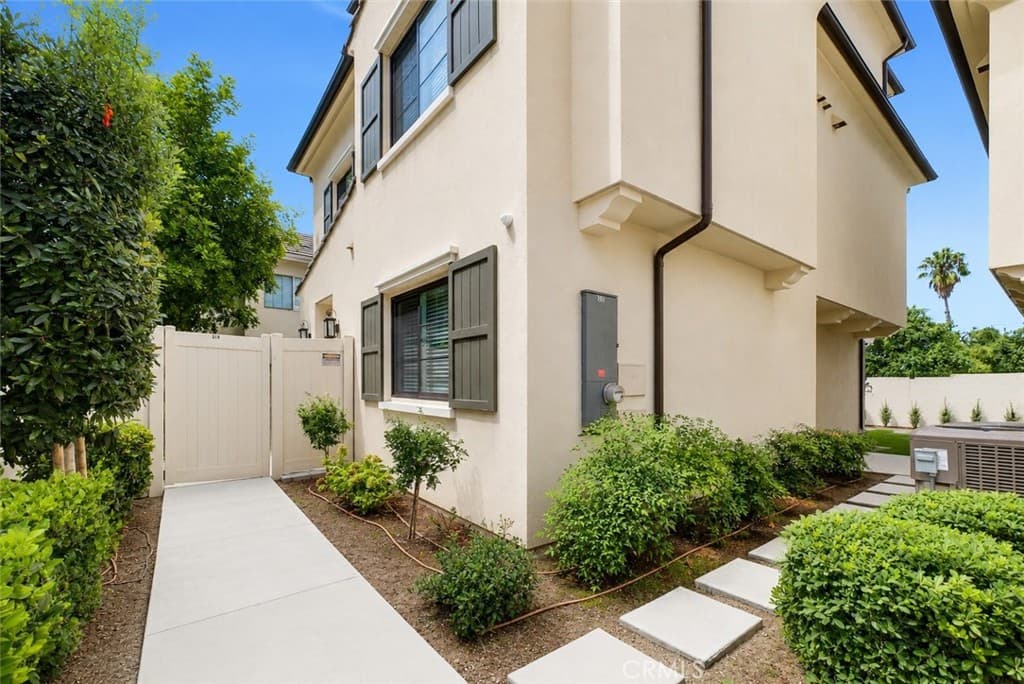 Townhouse at 318 California Street, Arcadia — photo 2 of 12