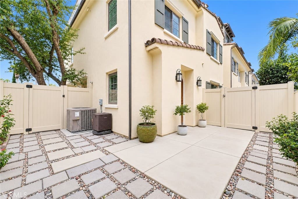 Townhouse at 318 California Street, Arcadia — photo 4 of 12