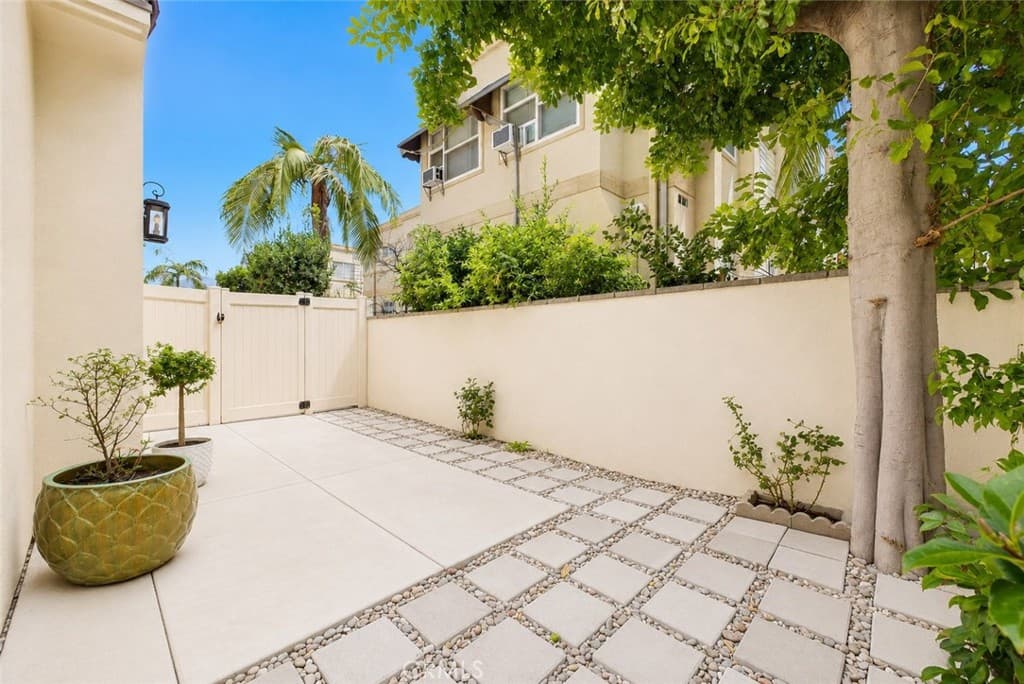 Townhouse at 318 California Street, Arcadia — photo 5 of 12