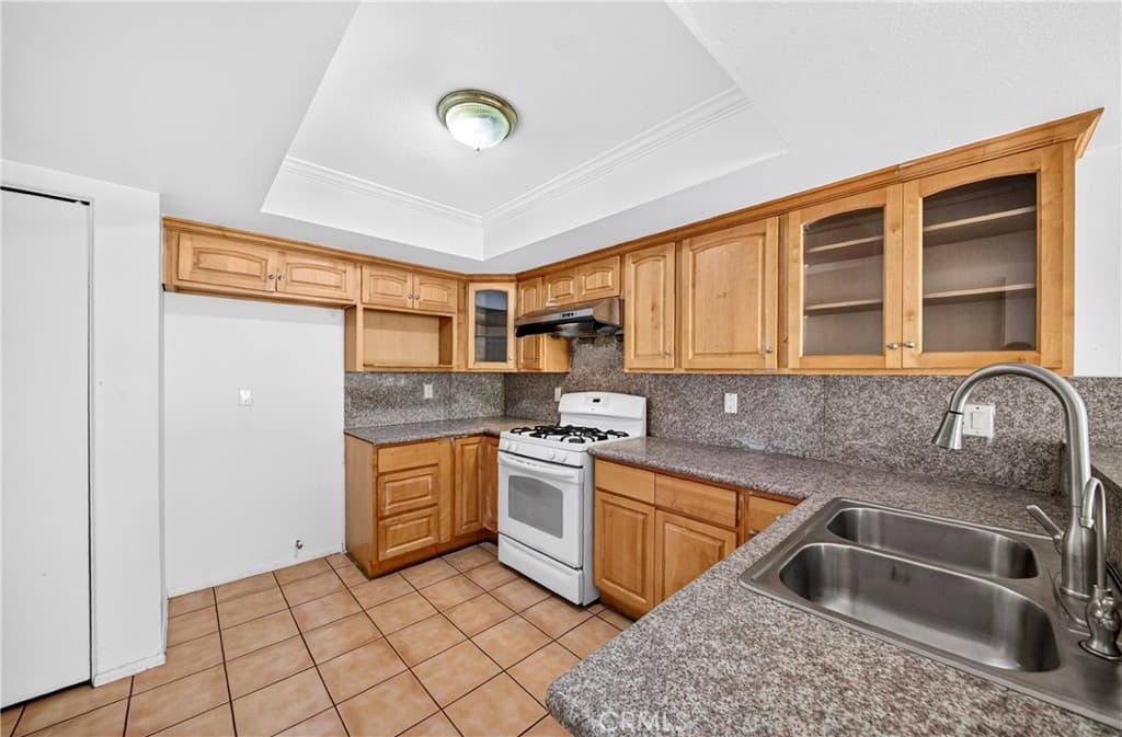 Townhouse at 13856 Ramona Parkway, Baldwin Park — photo 7 of 12