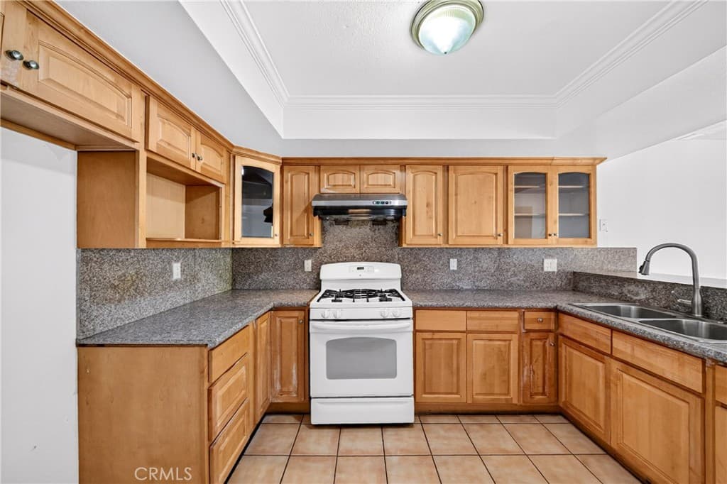 Townhouse at 13856 Ramona Parkway, Baldwin Park — photo 8 of 12