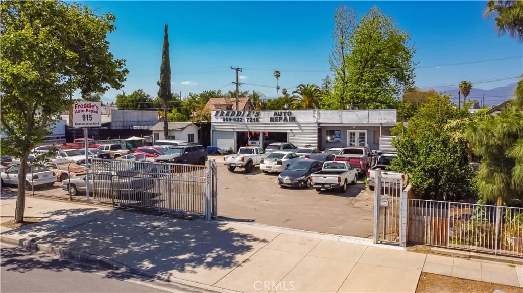 Commercial at 915 - 929 E Mission Boulevard, Pomona — photo 1 of 7
