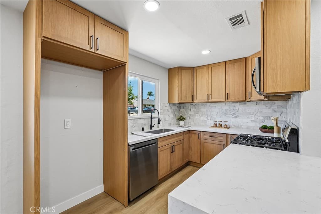 Home at 902 E Olive Street, Pomona — photo 10 of 12