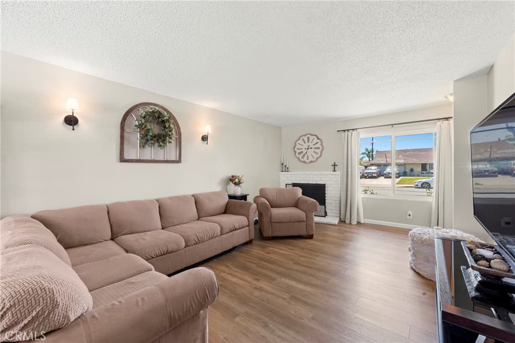 Home at 2072 Miramar Street, Pomona — photo 5 of 12