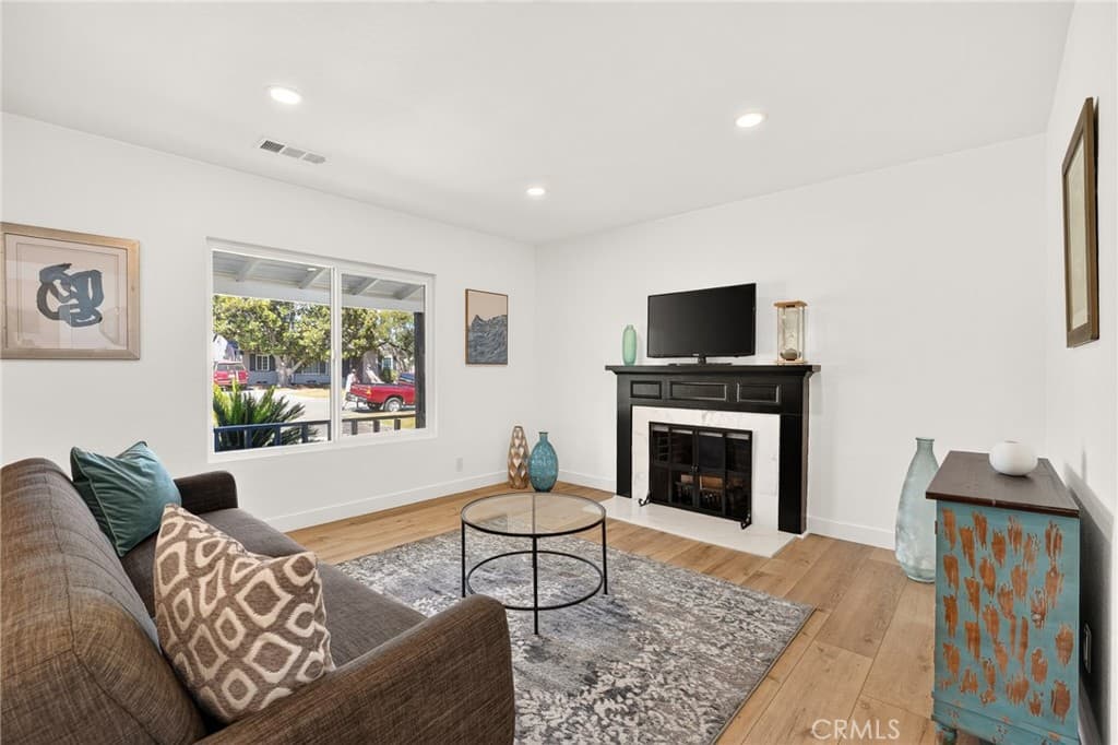 Home at 268 W Willow, Pomona — photo 6 of 12