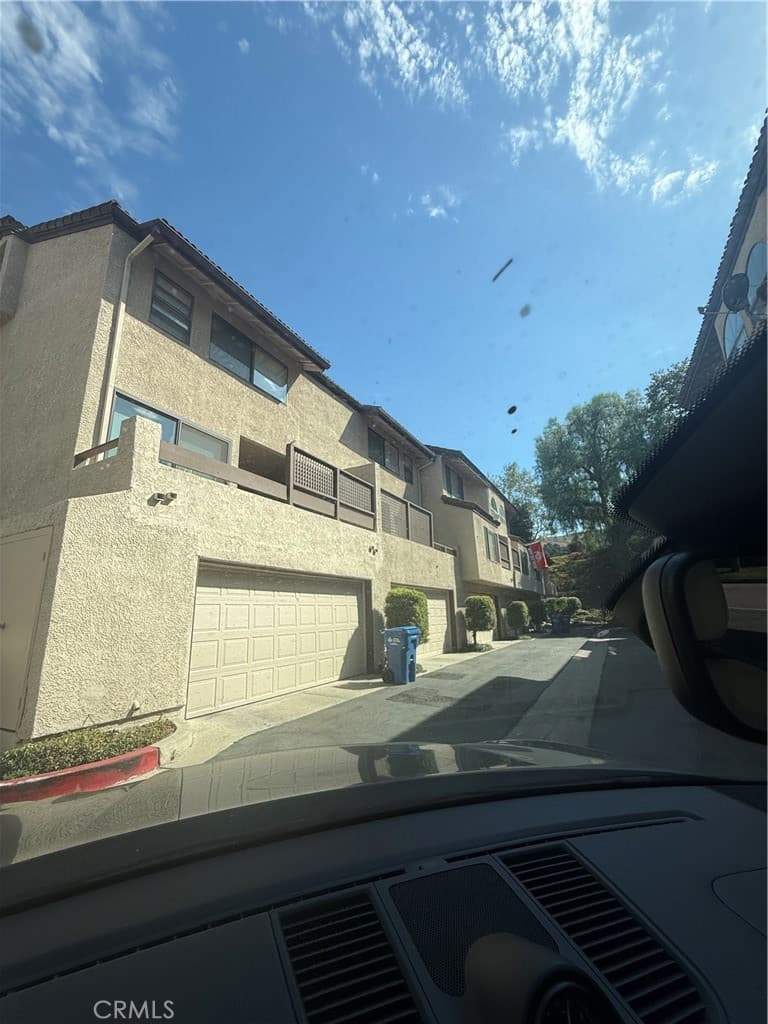 Townhouse at 6 Saddlewood, Pomona — photo 2 of 4