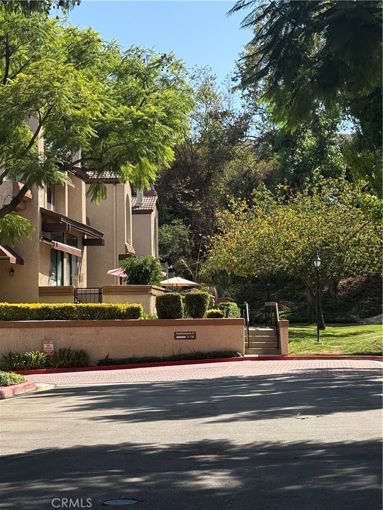 Townhouse at 6 Saddlewood, Pomona — photo 3 of 4
