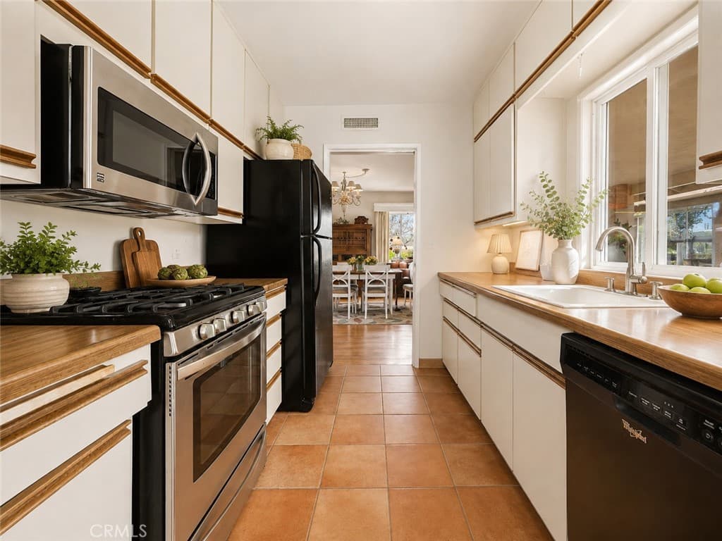 Home at 754 W 9th, Claremont — photo 9 of 12