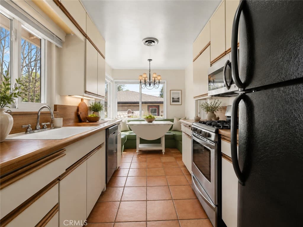 Home at 754 W 9th, Claremont — photo 10 of 12