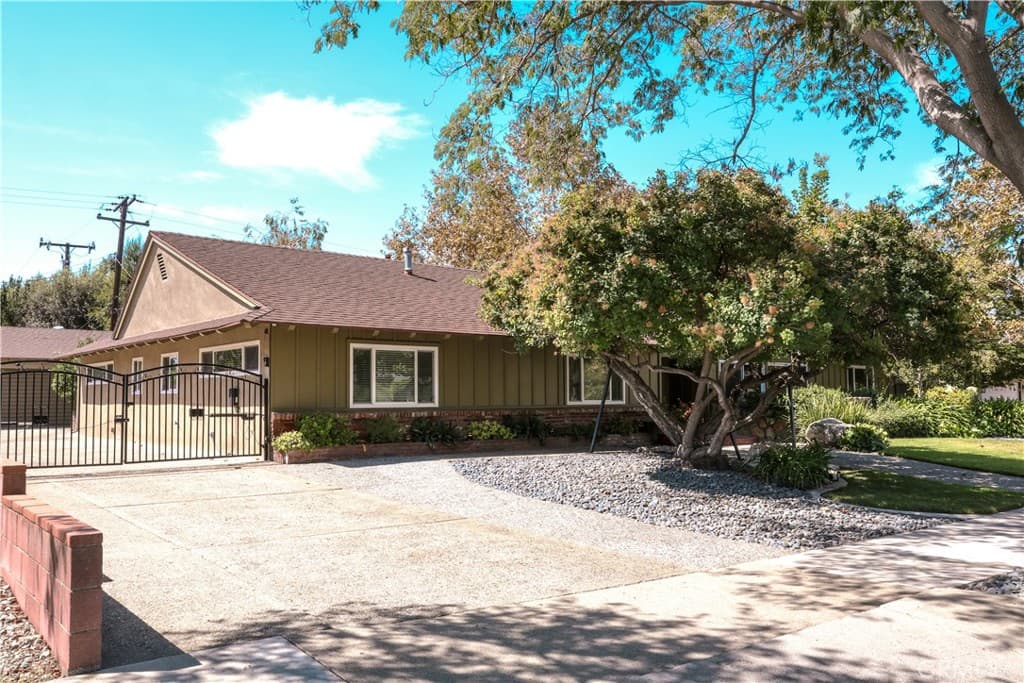 Home at 838 Maryhurst, Claremont — photo 4 of 12