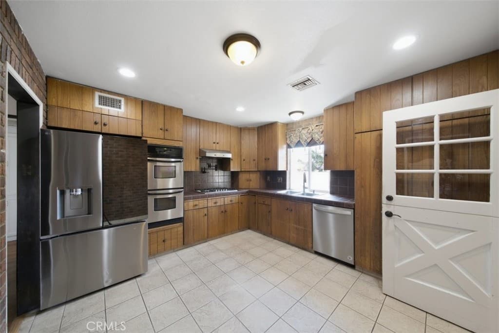 Home at 805 N Lyman Avenue, Covina — photo 11 of 12