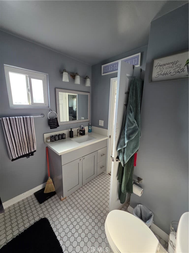 Home at 935 S Main, Pomona — photo 10 of 12