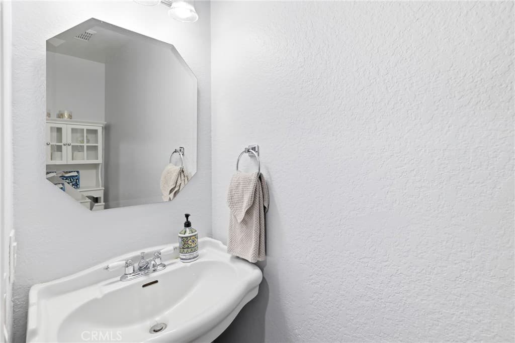 Townhouse at 563 Wayland Court, Claremont — photo 6 of 12