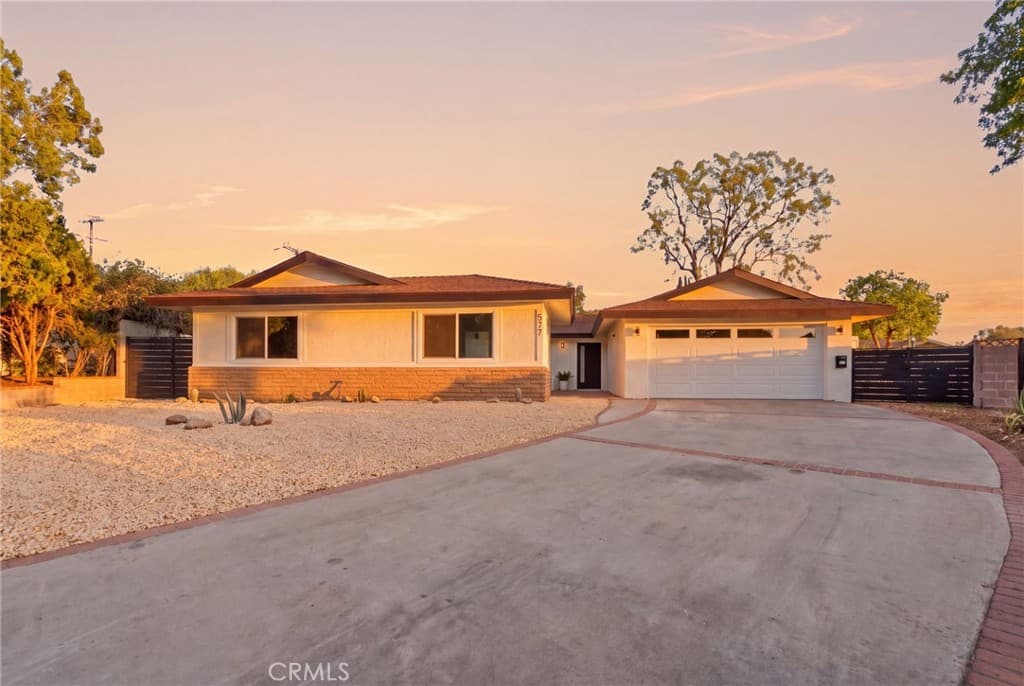 Home at 577 Bishop Place, Claremont — photo 2 of 12