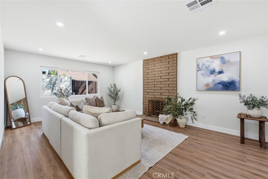 Home at 577 Bishop Place, Claremont — photo 5 of 12