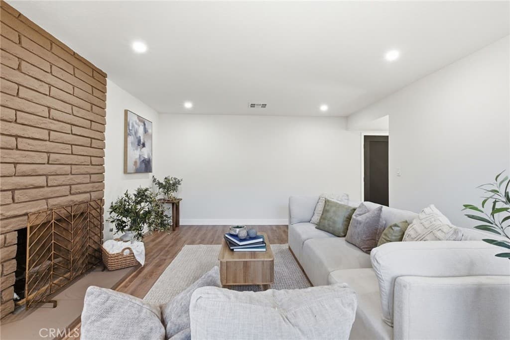 Home at 577 Bishop Place, Claremont — photo 6 of 12