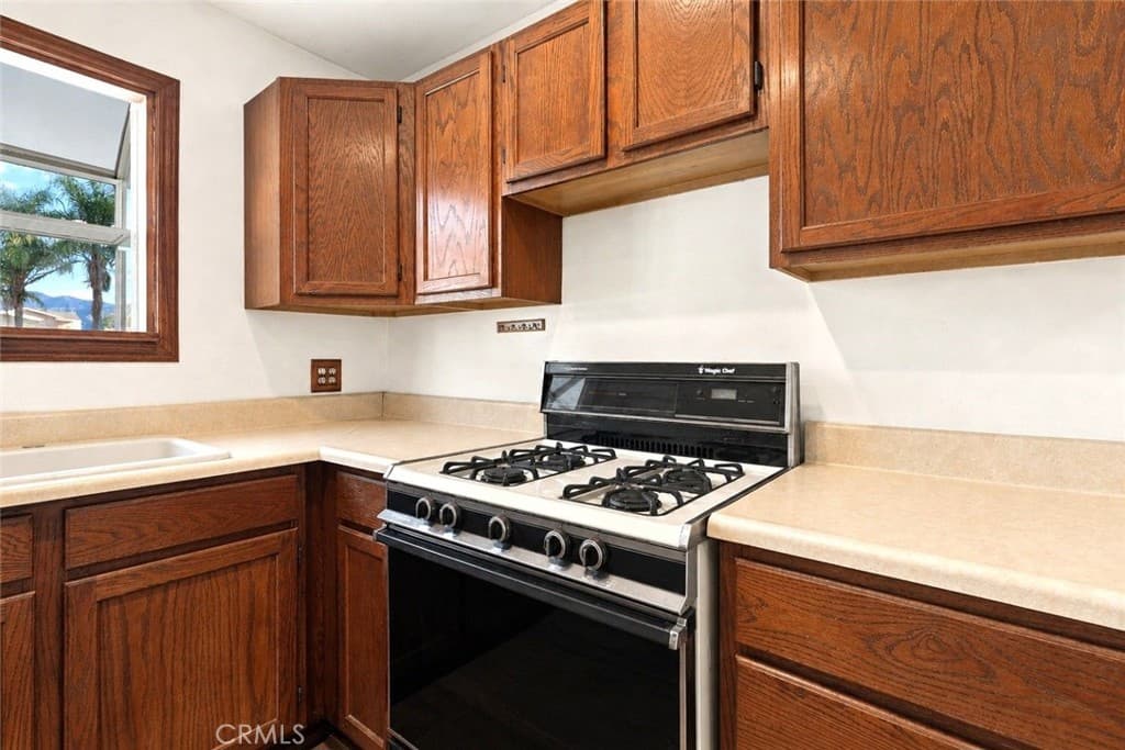 Home at 124 E Roland Street, Azusa — photo 10 of 12