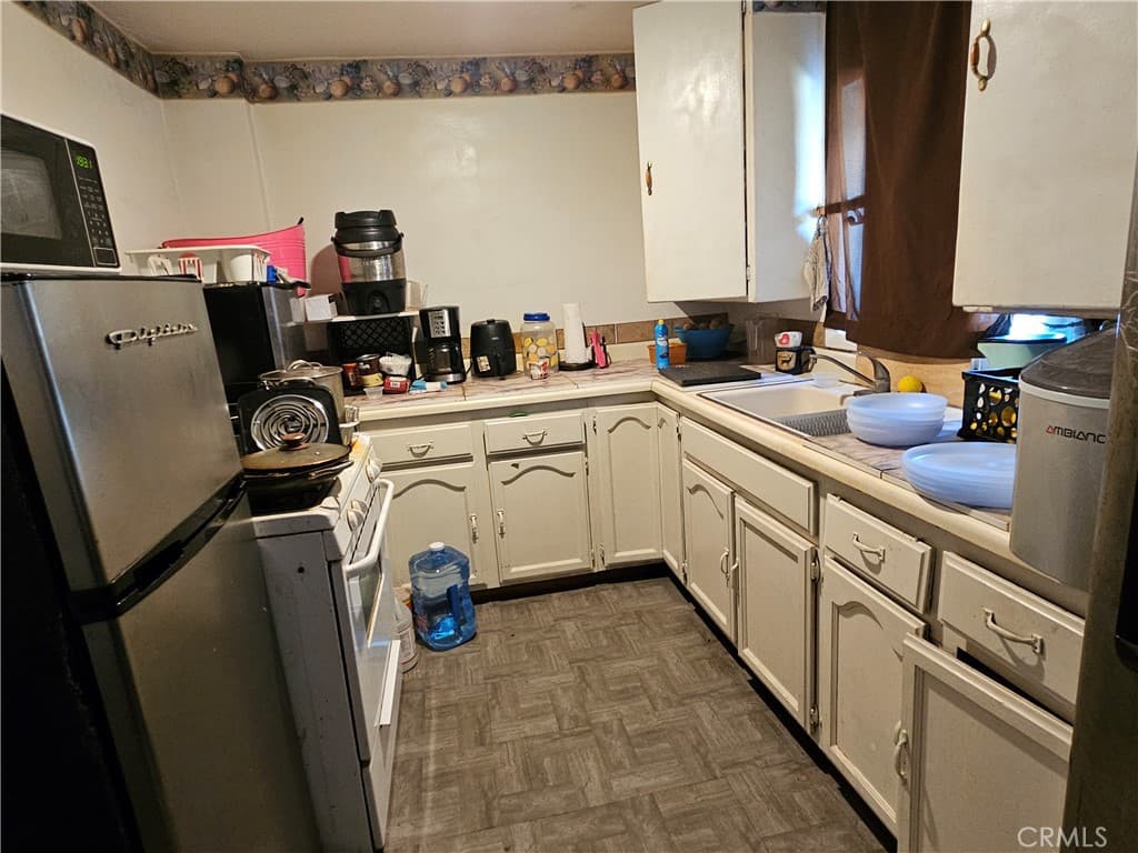 Home at 141 E Magnolia, Pomona — photo 7 of 12