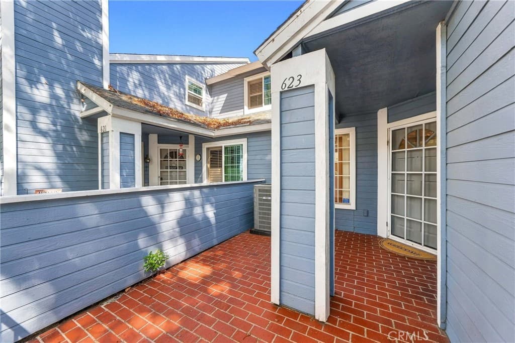Townhouse at 623 Alder, Walnut — photo 4 of 12