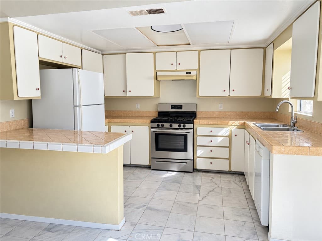 Home at 104 Meredith Street, Claremont — photo 2 of 3