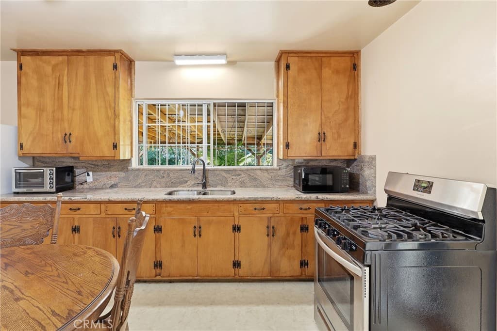 Home at 1628 Arroyo, Pomona — photo 9 of 12