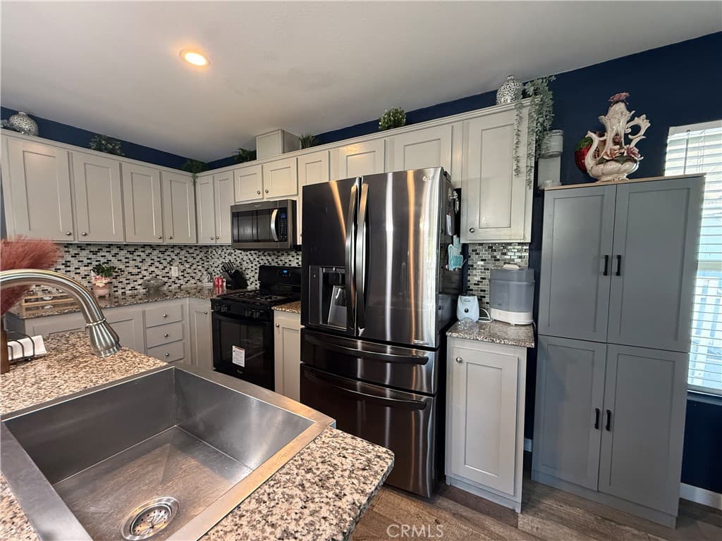 Home at 12700 Elliott Avenue 10, El Monte — photo 11 of 12